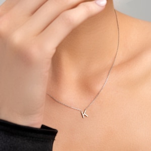 Collar minimalista con inicial delicada • Collar de oro de 14 quilates para la mejor amiga • Regalo personalizado para novia • Un toque delicado para un estilo cotidiano perfecto