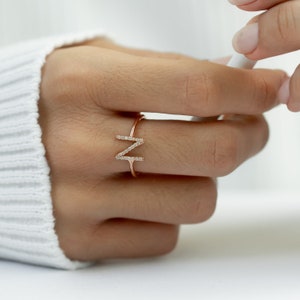 Anillo con letra de 14 quilates • Anillo con inicial de diamante • Anillo con inicial de piedra pavé personalizada • Anillo con inicial de nombre en oro amarillo, blanco y rosa macizo