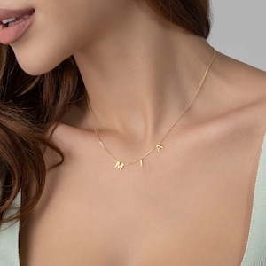 Collar con nombre en oro de 14 qt con letras al costado • Símbolos de dijes en oro con letras con nombres • Regalo especial para ella