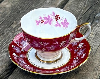 Tazza da tè e piattino della serie Chateau 'Reims' di Royal Albert, realizzati in porcellana inglese.