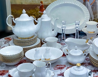 Auswahl an Vintage-Geschirrteilen von Royal Albert Val D'Or, separat erhältlich, englisches Knochenporzellan