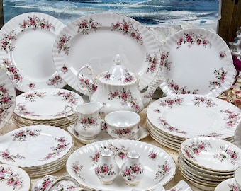 Puede incluir: Un juego completo de vajilla de porcelana fina en el patrón 'Old Country Roses'. El juego incluye platos, tazones, tazas, platillos, una tetera, un azucarero y una jarra de crema.