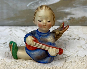 Hummel Goebel Weihnachtsengel Gitarre spielend Kerzenhalter Figur, Westdeutschland, c1940er Jahre