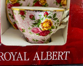 In original box Vintage Royal Albert Old Country Roses Soft Pink Lace Teacup and saucer, Chintz Collection, unused and mint condition