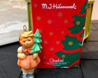 1997 MJ Hummel Mädchen mit Tannenbaum Ornament in Originalverpackung, neuwertig, Kugel, Sammlerstück, Weihnachten, Vintage Goebel, Urlaub, Geschenk