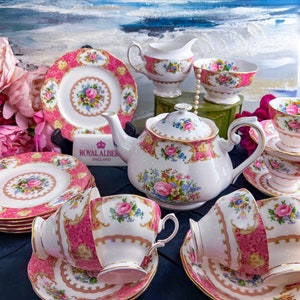 Vintage Royal Albert Lady Carlyle england Tea for 4 or 6, Large Teapot, RARE 18.5cm Dessert plates, Near MINT Condition, Bridgerton Pattern