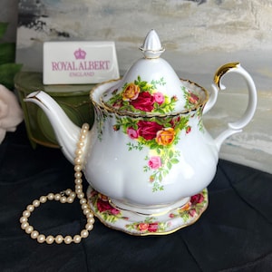 Vintage Royal Albert Old Country Roses Large Teapot with Tea Trivet, made in england