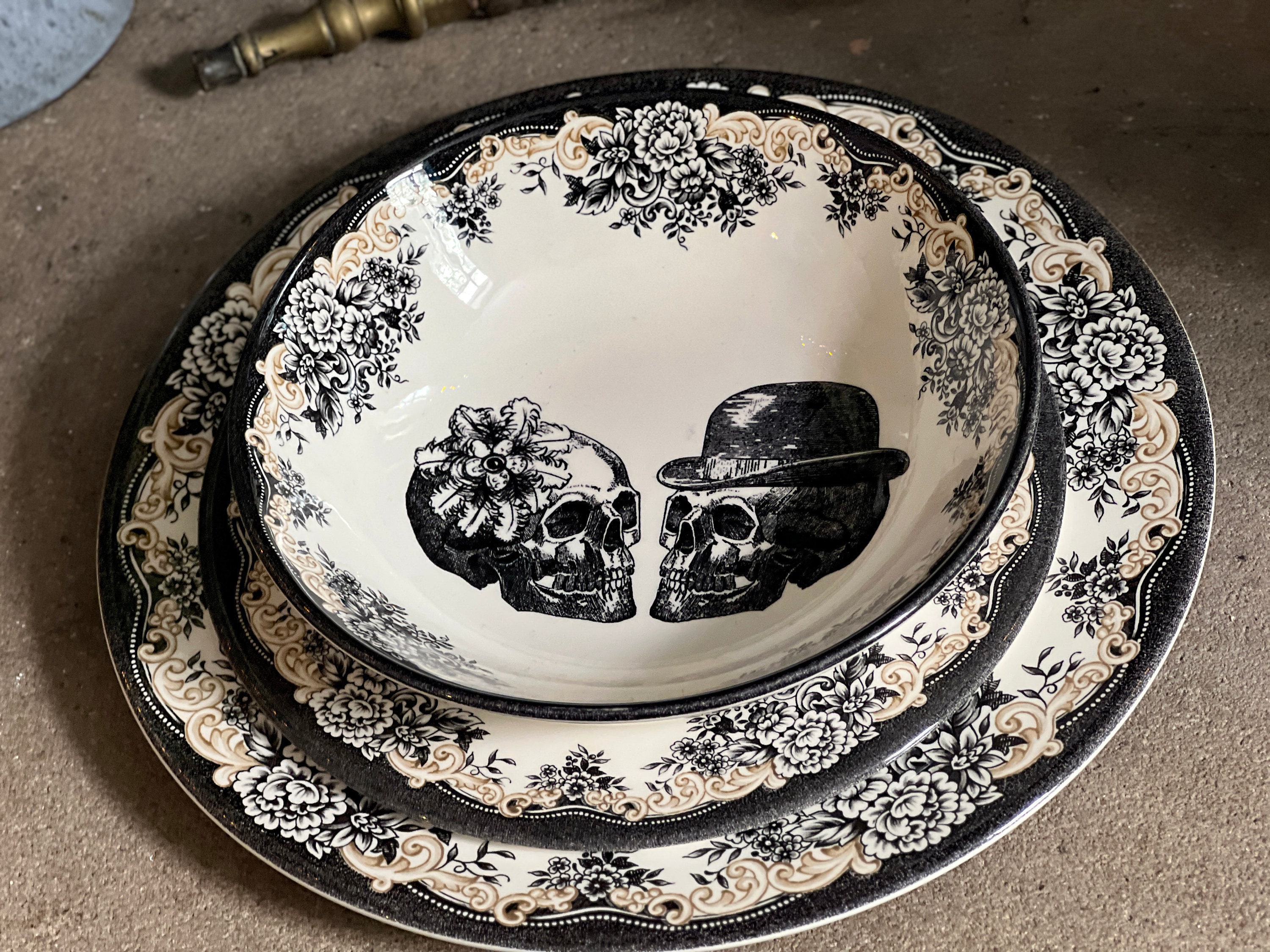 Heavy Duty Black Plastic Plates With Silvery Lace Design - 15 Dinner Plates  And 15 Dessert Plates - Perfect For Parties, Day Of The Dead, Halloween,  And Graduation - Unique And Unusual