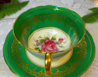 珍しいヴィンテージ ケリー グリーン エインズレイ コルセット ティーカップとソーサー、大きなピンクのキャベツ ローズ付き、イギリス製