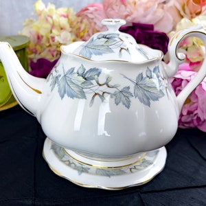 Vintage Royal Albert Silver Maple English benporslin, urval av tekanna med 6 koppar och matchande underlägg, tekoppar, grädde, socker, säljs separat.