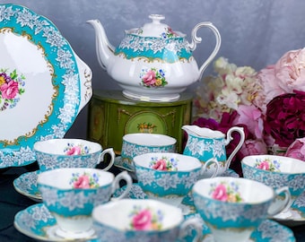 Juego de té Royal Albert Enchantment de 35 piezas para 6 personas, que incluye tetera, juego de tazas y plato de postre (18,4 cm), segunda calidad, sin usar.