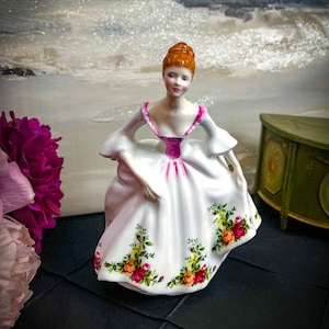 Vintage Royal Doulton Old country Roses Pretty Ladies Figurine: Country Rose, HN 3221