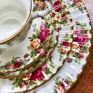 5 Piece Place Setting in Vintage 1962 Royal Albert Old Country Roses, made in england bone china