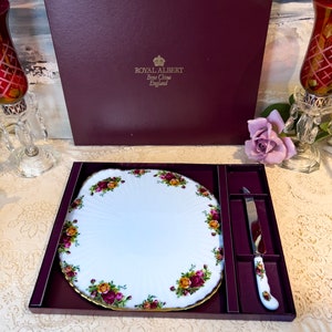 MINT Vintage Royal Albert Old Country Roses Low Footed Serving Plate with cake knife in box, Charcuterie, Wedding, party, birthday, gift