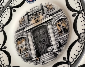 Zestaw obiadowy „Nawiedzony dom”: Royal Stafford England Spookyville Talerze i miski