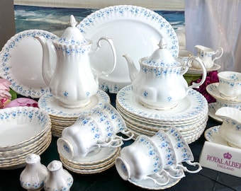 Een selectie vintage Royal Albert Memory Lane porselein, gemaakt in Engeland. Zie het keuzemenu voor meer opties.