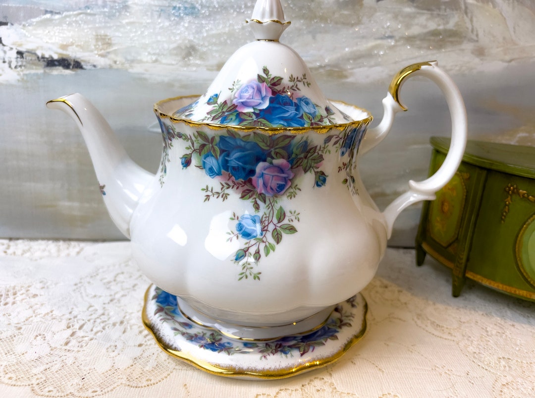 Vintage MINT CONDITION Large Royal Albert Moonlight Rose 6 Cup