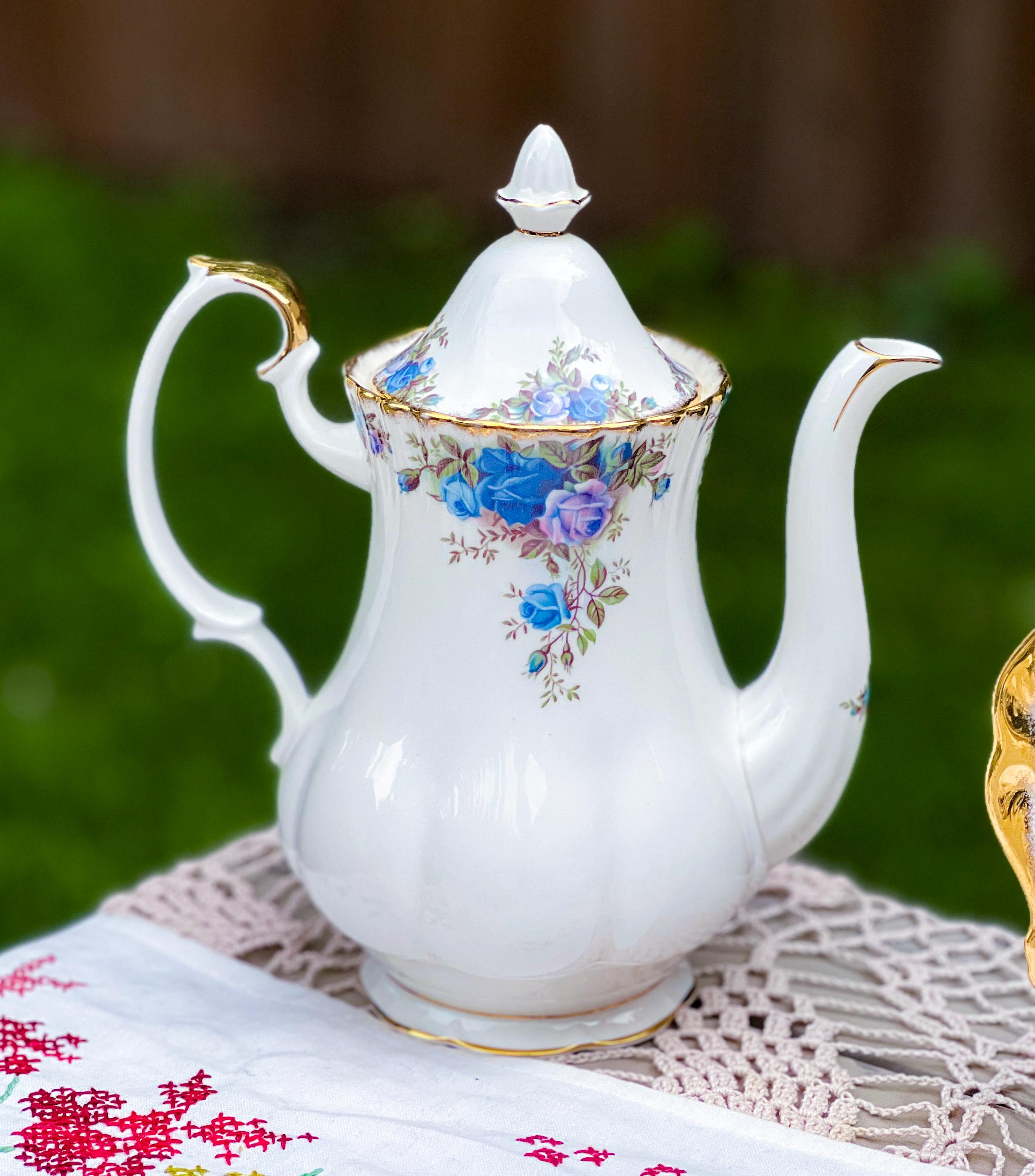 62 Piece Moonlight Rose Dinner for 8 People, Vintage Royal Albert