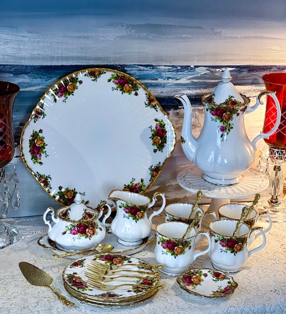 30-teiliges Kaffee- / Teeservice für 4 mit Goldrose-Besteck, Vintage Royal Albert Old Country Roses englisches Knochenporzellan