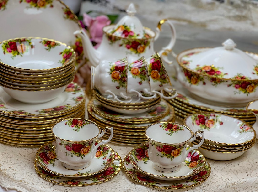 129 Pieces FULL Dinner Service for 12 Vintage Royal Albert Old