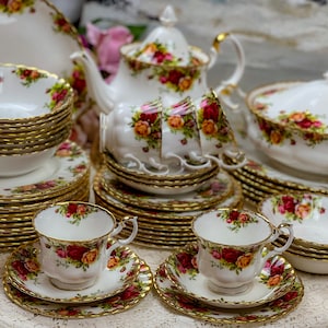 Very Desirable 129 pieces FULL Dinner Service for 12 Vintage Royal Albert Old Country Roses with ORIGINAL Run 1962 back stamp