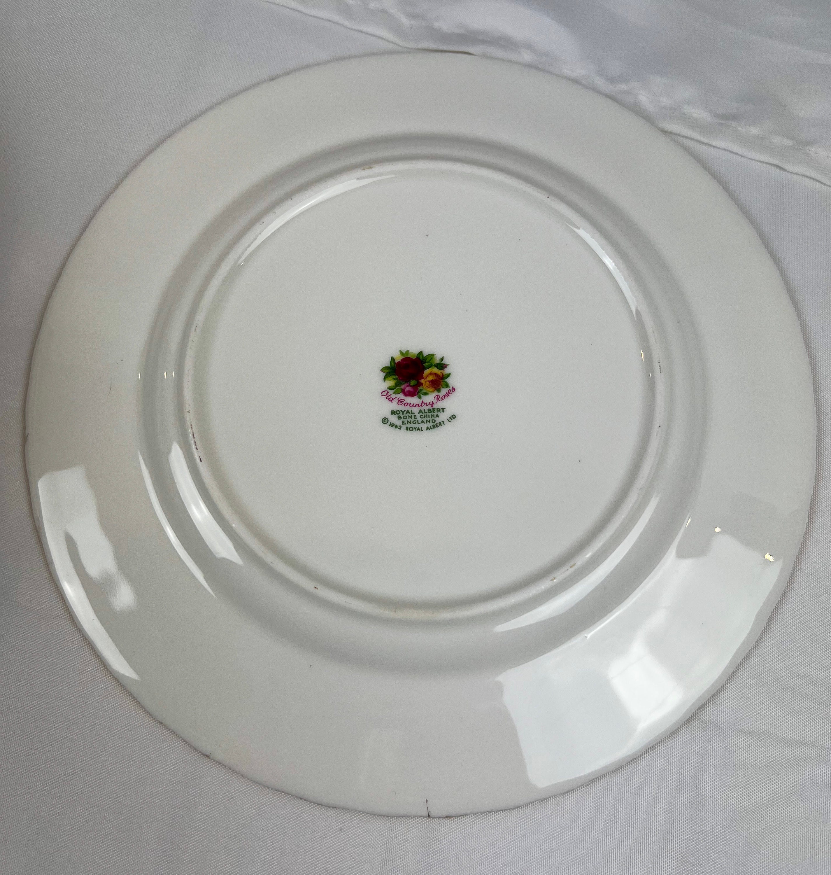 Vintage 1962 Old Country Roses 20 Piece Dinnerware Set for 4