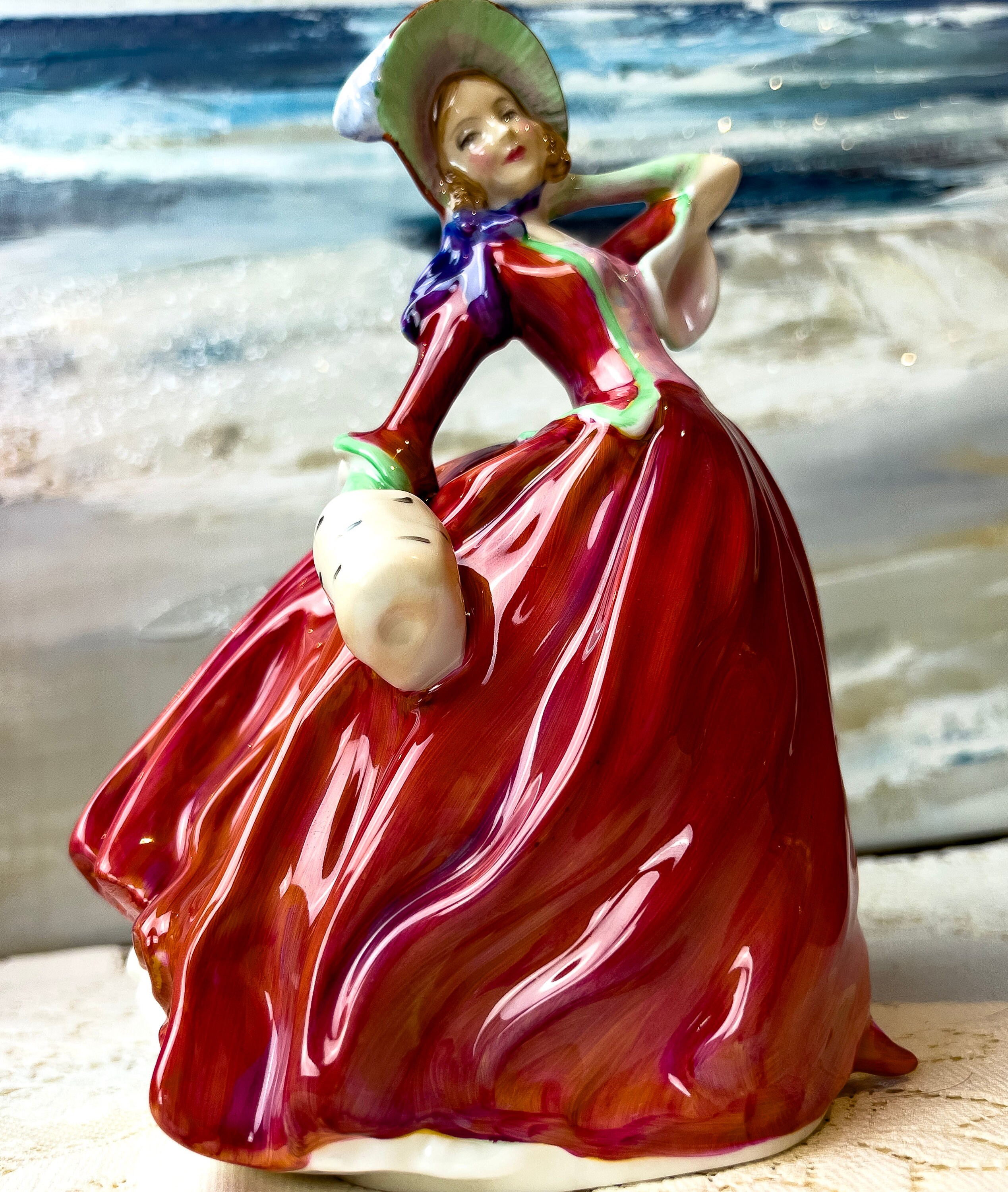   ロイヤルドルトンHN1934 Royal Doulton - Autumn Breezes HN1934 - Royal Doulton Figurine