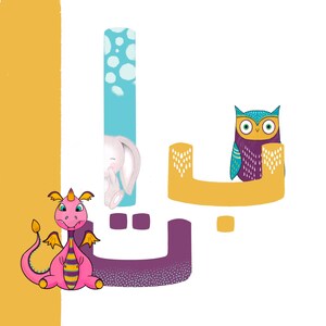 Könnte beinhalten: Eine digitale Illustration mit den arabischen Buchstaben Ba, Ta und Tha. Die Buchstaben sind mit einem rosa Drachen, einem hellblauen vertikalen Balken mit einem weißen Kaninchen und einer violetten und blaugrünen Eule verziert. Der Hintergrund ist weiß mit einem gelben Seitenstreifen.