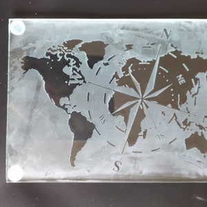 Gemarmerde gravure Glasplaat wereldkaart en kompasroos