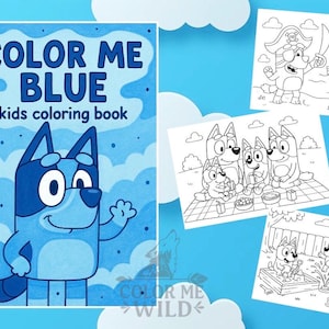 Op de afbeelding: Een kleurboek voor kinderen genaamd "Color Me Blue" met een blauwe hond op de omslag en verschillende kleurplaten met stripfiguren. De achtergrond is lichtblauw met witte wolkuitsparingen.
