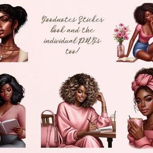 Op de afbeelding: Een digitaal stickerboek met illustraties van vier zwarte vrouwen in verschillende poses. Elke vrouw draagt roze kleding en heeft een ander kapsel. De tekst "Goodnotes Sticker book and the individual PNGs too!" staat in bruin bovenaan de afbeelding.