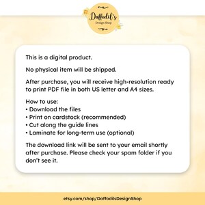 以下が含まれることがあります： 黒い持ち手と「But First, Coffee」のテキストが黒い太字で書かれた白いセラミックマグ。マグカップはぼやけた背景に置かれており、居心地の良い環境を示唆しています。