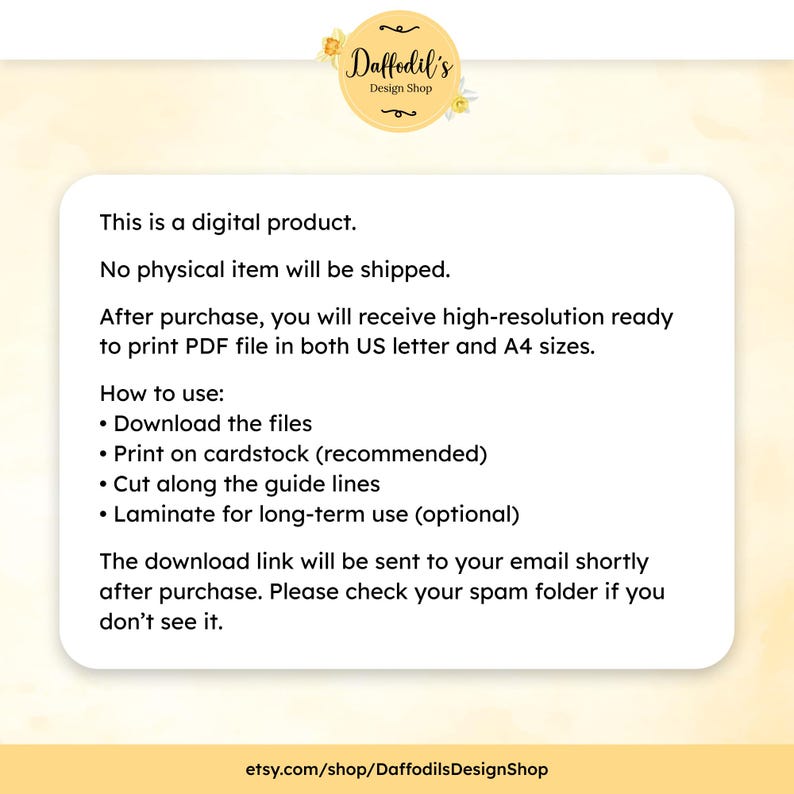 以下が含まれることがあります： 黒い持ち手と「But First, Coffee」のテキストが黒い太字で書かれた白いセラミックマグ。マグカップはぼやけた背景に置かれており、居心地の良い環境を示唆しています。