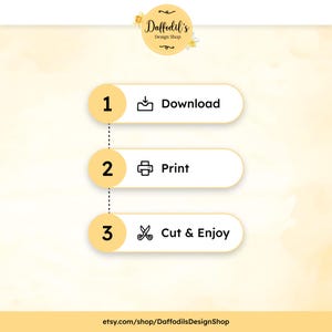 以下が含まれることがあります： 白のセラミックマグカップ、黒い持ち手、手書き風の「But First, Coffee」の文字。マグカップは白い面に置かれています。マグカップの高さは約10cmです。