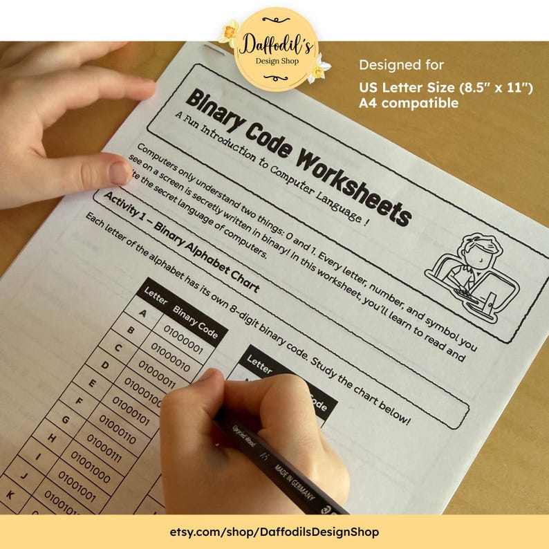 以下が含まれることがあります： 「Binary Code Worksheets」というタイトルの白黒のワークシート。テキスト「A Fun Introduction to Computer Language!」が含まれています。ワークシートには、バイナリコードのアルファベットチャートが含まれています。手は鉛筆を持っており、ワークシートに書いています。「Designed for US Letter Size (21.6cm x 27.9cm) A4 compatible」というテキストも表示されています。