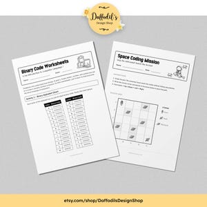 以下が含まれることがあります： 黒い持ち手と「But First, Coffee」のテキストが黒い太字で書かれた白いセラミックマグ。マグカップはぼやけた背景に置かれています。マグカップの高さは約10cmです。