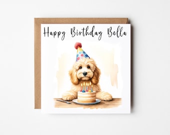Peut inclure: Une carte d'anniversaire avec un adorable chien crème portant un chapeau de fête coloré et assis devant un gâteau d'anniversaire avec des bougies allumées. La carte indique "Happy Birthday Bella".