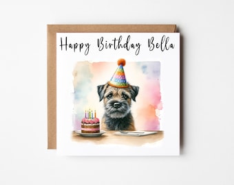 Könnte beinhalten: Geburtstagskarte mit einer Aquarellillustration eines Hundes mit Partyhut. Auf der Karte steht "Happy Birthday Bella". Vor dem Hund steht ein kleiner Kuchen mit brennenden Kerzen, mit Gabel und Messer auf dem Tisch.