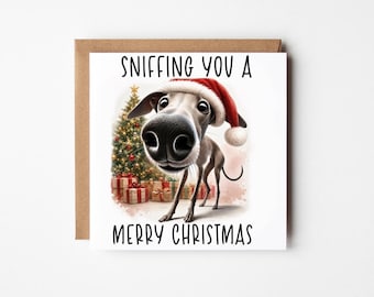 Peut inclure: Une carte de vœux carrée illustrant un chien de dessin animé portant un bonnet de Père Noël rouge et blanc, devant un sapin de Noël décoré avec des cadeaux. Le texte indique SNIFFING YOU A MERRY CHRISTMAS en lettres capitales noires.