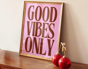 Poster „Good Vibes Only“ | Retro-Poster in Rosa | Wanddekoration „Happy Vibes“ | Dopamin-Dekoration