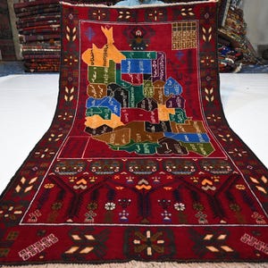 Könnte beinhalten: Ein roter Teppich mit einer detaillierten Karte eines Landes, möglicherweise Iran, mit bunten Regionen und Text in Persisch. Der Teppich hat einen schwarz-weißen Rand mit geometrischen Mustern.