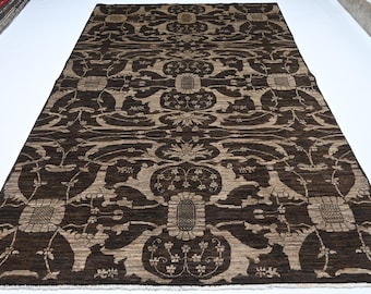 Puede incluir: Una alfombra rectangular grande con un detallado diseño floral en tonos marrón y beige. La alfombra presenta un diseño simétrico con flores y hojas estilizadas, creando un aspecto clásico y elegante. Adecuada para salones y dormitorios.