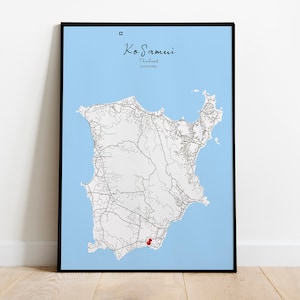 Könnte beinhalten: Gerahmter Karten-Druck von Ko Samui, Thailand, mit hellblauem Hintergrund. Die Karte zeigt die Straßen und geografischen Merkmale der Insel in Weiß und Grau. Der Text "Ko Samui, Thailand" ist in einer stilvollen Schrift geschrieben. Ein roter Marker markiert einen Ort.