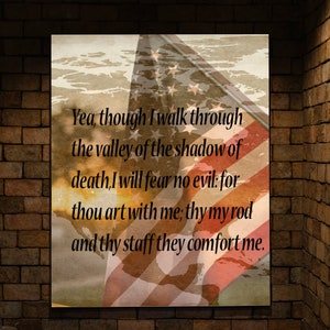Könnte beinhalten: Gerahmter Druck mit der amerikanischen Flagge und einem Zitat aus Psalm 23. Der Text lautet: „Ja, obwohl ich durch das Tal des Schattens des Todes gehe, fürchte ich kein Übel...“ Das Kunstwerk ist vor einer Backsteinmauer platziert.