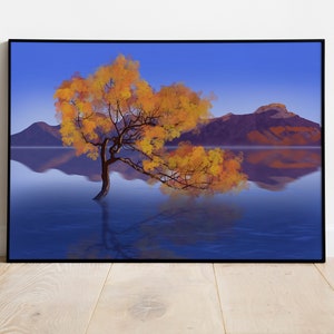 Könnte beinhalten: Ein gerahmter Kunstdruck zeigt einen Baum mit goldenem Laub in einem See. Das Wasser spiegelt den Baum und die Berge im Hintergrund wider. Der Himmel ist ein Blauton.