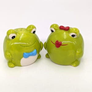 Vintage Collectible Ceramic TOBY TOAD/Frog Salt and Pepper Shakers - V4184