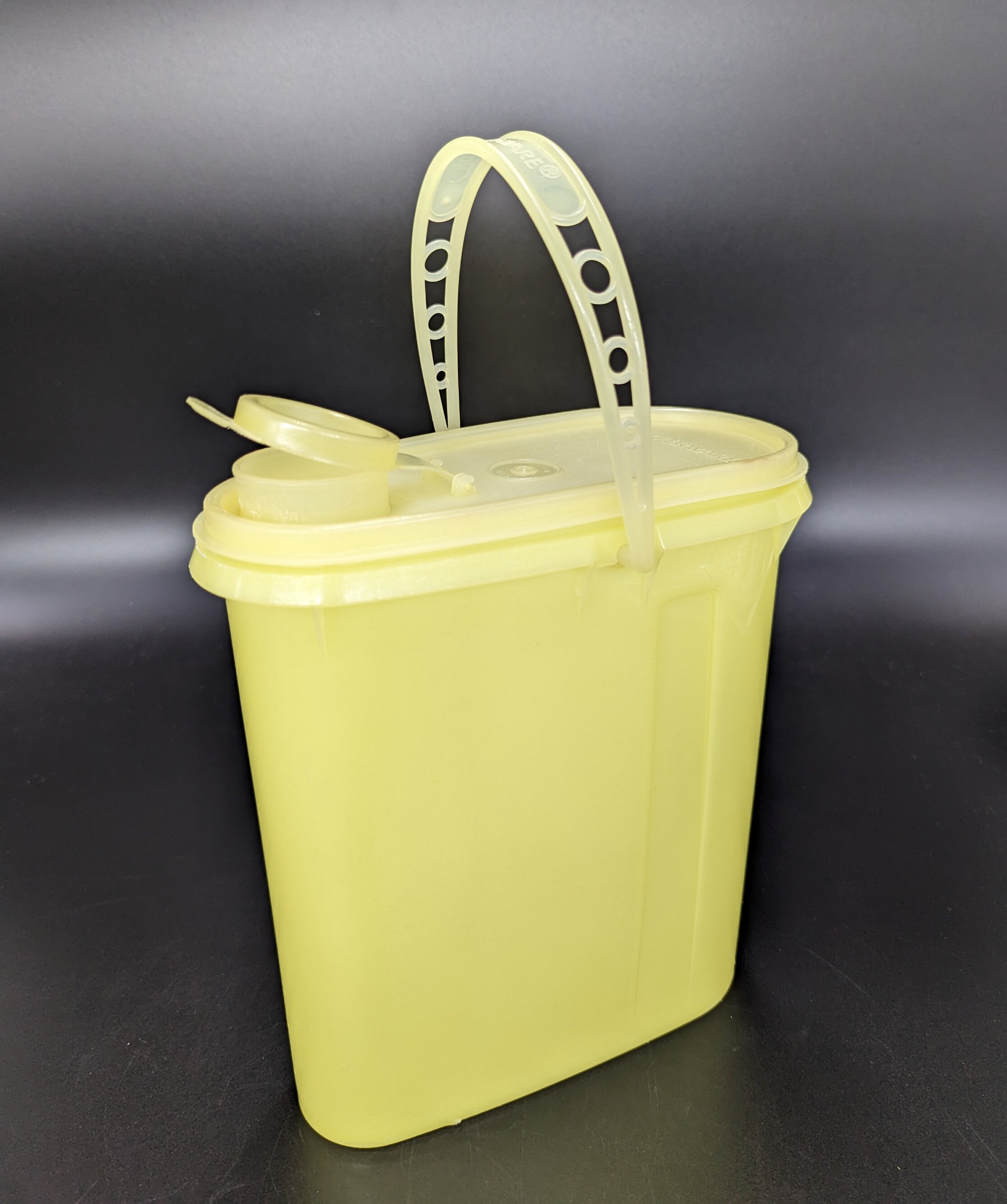 Vintage Tupperware 587 2 Qt Beverage Buddy Yellow Pitcher Handle