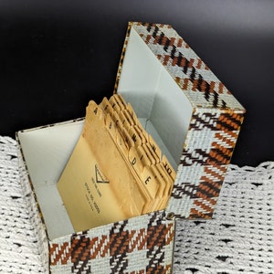 Vintage 1970s Metal Syndicate Mfg. Houndstooth Pattern Recipe Box with dividers - V1536