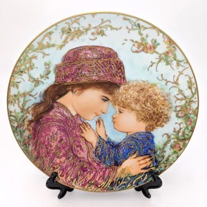 Vintage 1988 Beautiful Knowles 8.5&quot; Collectors Plate titled &quot;Sarah and Tess&quot; by artist Edna Hibel Limited Edition and Numbered - V4792