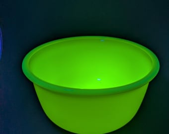 Vintage MCM Uranium Custard GLass Hamilton-Beach Mixing Bowl 9" across - V6265